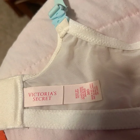 Victoria's Secret 38D Body By Victoria Bra - Picture 2 of 3